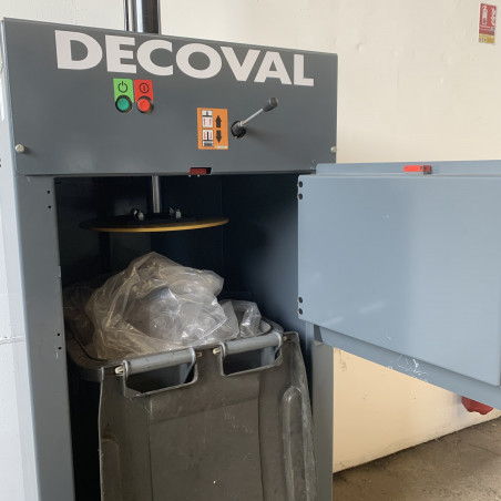 Tasseur et compacteur de poubelles pour diminuer les déchets